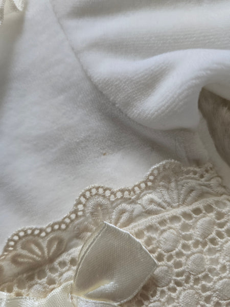 Spanish Baby Girls Cream Lace & Bow Velour Sleepsuit 1m *imperfect*